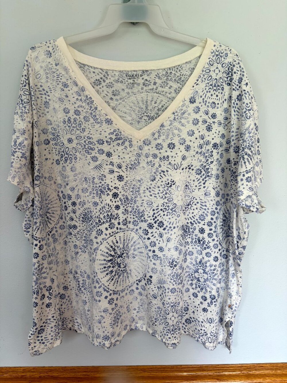 Torrid Relaxed Fit Short Sleeve V-Neck T-Shirt Size 4 White and Blue Floral